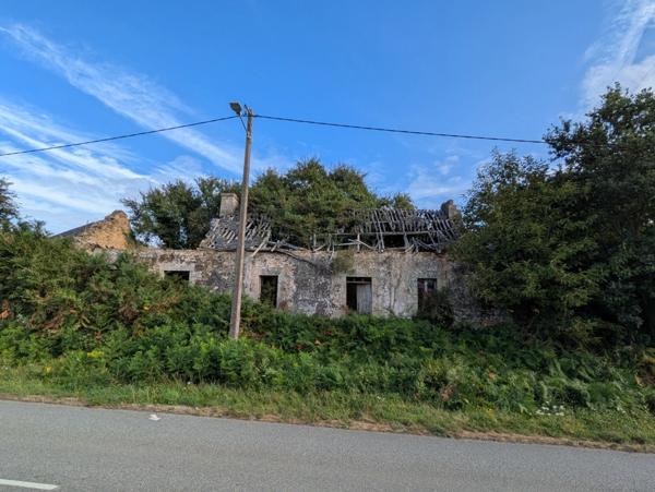 CLEGUEREC LONGERE A RENOVER INTEGRALEMENT PARCELLE DE 1899M²