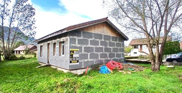 Maison BBC a terminer !!! 62 m² habitable environ terrain de 383 m plat.