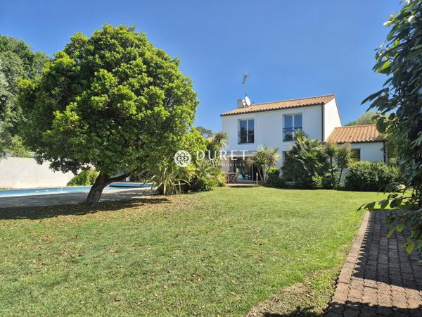 La Maison Vendéenne à Challans et son parc verdoyant.