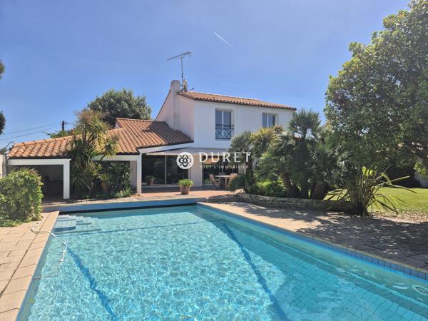 La Maison Vendéenne à Challans et son parc verdoyant.