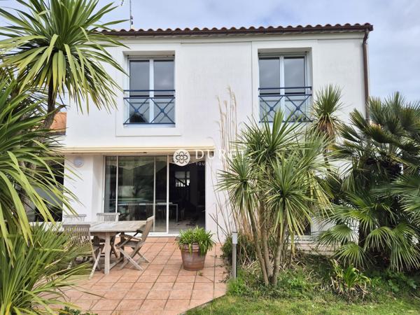 La Maison Vendéenne à Challans et son parc verdoyant.