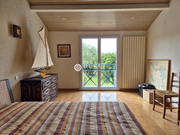 La Maison Vendéenne à Challans et son parc verdoyant.