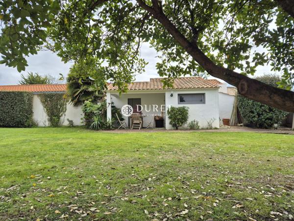 La Maison Vendéenne à Challans et son parc verdoyant.