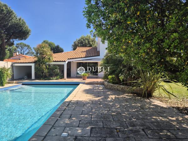 La Maison Vendéenne à Challans et son parc verdoyant.