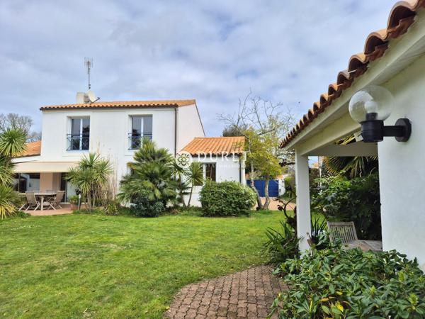 La Maison Vendéenne à Challans et son parc verdoyant.