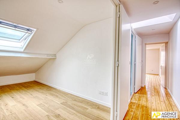 Versailles Notre-Dame Appartement 2 pièce(s) 60 m2 au sol (30,52 m² carrez ) situé au 3ème et dernier étage €395 000 ** - Référence 27305