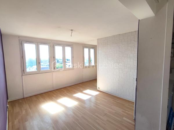 Situé dans le secteur recherché de Notre-Dame-du-Thil à Beauvais, cet appartement T2 se trouve au 4e étage sans ascenseur d'une copropriété avec petites charges.

Il se compose de :
•	Une entrée
•	Une cuisine
•	Un cellier / arrière-cuisine
•	Une salle de séjour
•	Une chambre
•	Une salle d'eau
•	Un WC indépendant

L'appartement bénéficie également d'une cave (6,7 m²) et d'un accès sécurisé au bâtiment.
Luminosité, distribution fonctionnelle et potentiel d'aménagement en font un bien intéressant pour un premier achat ou un investissement locatif.
Rafraîchissement et petits travaux à prévoir.