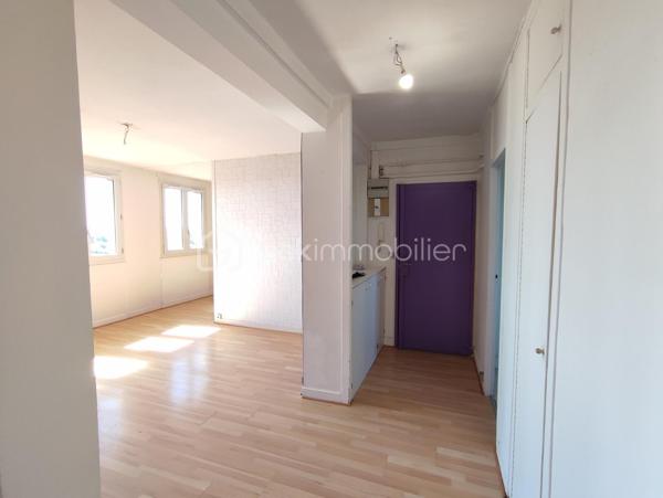 Situé dans le secteur recherché de Notre-Dame-du-Thil à Beauvais, cet appartement T2 se trouve au 4e étage sans ascenseur d'une copropriété avec petites charges.

Il se compose de :
•	Une entrée
•	Une cuisine
•	Un cellier / arrière-cuisine
•	Une salle de séjour
•	Une chambre
•	Une salle d'eau
•	Un WC indépendant

L'appartement bénéficie également d'une cave (6,7 m²) et d'un accès sécurisé au bâtiment.
Luminosité, distribution fonctionnelle et potentiel d'aménagement en font un bien intéressant pour un premier achat ou un investissement locatif.
Rafraîchissement et petits travaux à prévoir.
