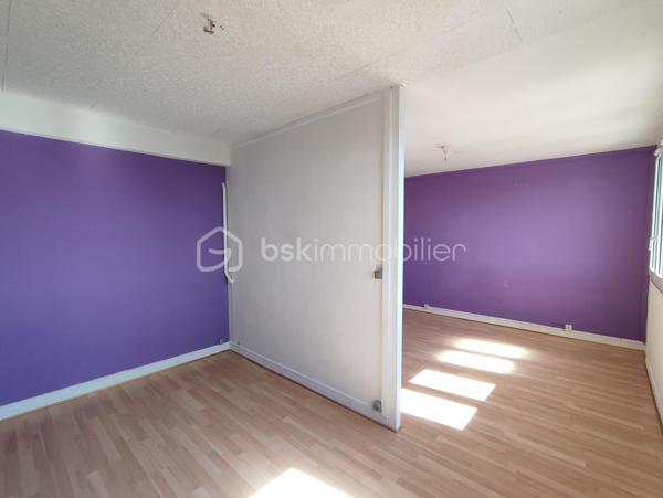 Situé dans le secteur recherché de Notre-Dame-du-Thil à Beauvais, cet appartement T2 se trouve au 4e étage sans ascenseur d'une copropriété avec petites charges.

Il se compose de :
•	Une entrée
•	Une cuisine
•	Un cellier / arrière-cuisine
•	Une salle de séjour
•	Une chambre
•	Une salle d'eau
•	Un WC indépendant

L'appartement bénéficie également d'une cave (6,7 m²) et d'un accès sécurisé au bâtiment.
Luminosité, distribution fonctionnelle et potentiel d'aménagement en font un bien intéressant pour un premier achat ou un investissement locatif.
Rafraîchissement et petits travaux à prévoir.