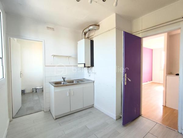 Situé dans le secteur recherché de Notre-Dame-du-Thil à Beauvais, cet appartement T2 se trouve au 4e étage sans ascenseur d'une copropriété avec petites charges.

Il se compose de :
•	Une entrée
•	Une cuisine
•	Un cellier / arrière-cuisine
•	Une salle de séjour
•	Une chambre
•	Une salle d'eau
•	Un WC indépendant

L'appartement bénéficie également d'une cave (6,7 m²) et d'un accès sécurisé au bâtiment.
Luminosité, distribution fonctionnelle et potentiel d'aménagement en font un bien intéressant pour un premier achat ou un investissement locatif.
Rafraîchissement et petits travaux à prévoir.