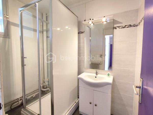 Situé dans le secteur recherché de Notre-Dame-du-Thil à Beauvais, cet appartement T2 se trouve au 4e étage sans ascenseur d'une copropriété avec petites charges.

Il se compose de :
•	Une entrée
•	Une cuisine
•	Un cellier / arrière-cuisine
•	Une salle de séjour
•	Une chambre
•	Une salle d'eau
•	Un WC indépendant

L'appartement bénéficie également d'une cave (6,7 m²) et d'un accès sécurisé au bâtiment.
Luminosité, distribution fonctionnelle et potentiel d'aménagement en font un bien intéressant pour un premier achat ou un investissement locatif.
Rafraîchissement et petits travaux à prévoir.