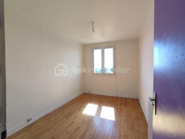 Situé dans le secteur recherché de Notre-Dame-du-Thil à Beauvais, cet appartement T2 se trouve au 4e étage sans ascenseur d'une copropriété avec petites charges.

Il se compose de :
•	Une entrée
•	Une cuisine
•	Un cellier / arrière-cuisine
•	Une salle de séjour
•	Une chambre
•	Une salle d'eau
•	Un WC indépendant

L'appartement bénéficie également d'une cave (6,7 m²) et d'un accès sécurisé au bâtiment.
Luminosité, distribution fonctionnelle et potentiel d'aménagement en font un bien intéressant pour un premier achat ou un investissement locatif.
Rafraîchissement et petits travaux à prévoir.
