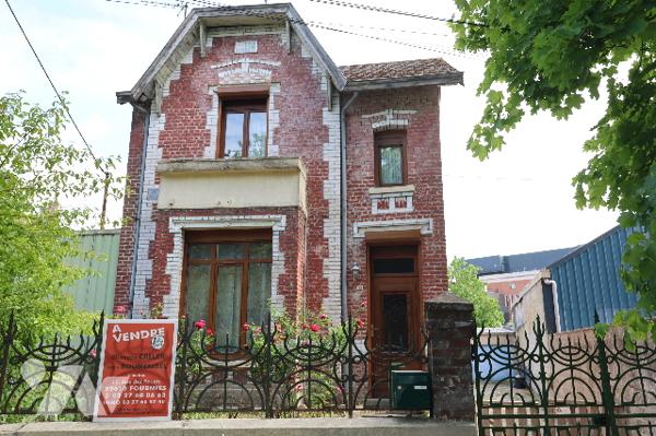 Exclusivité,
En centre-ville, maison semi-individuelle, 2 chambres, garage, atelier.