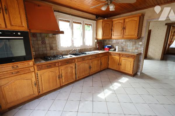 Exclusivité,
En centre-ville, maison semi-individuelle, 2 chambres, garage, atelier.