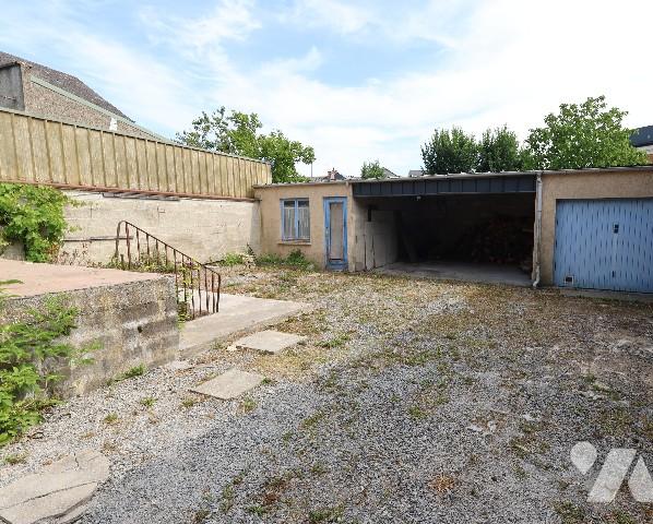 Exclusivité,
En centre-ville, maison semi-individuelle, 2 chambres, garage, atelier.