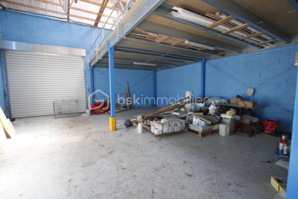 LOCAL INDUSTRIEL À VENDRE

À Blandy les Tours local industriel idéalement situé dans un village proche des grand axe.

Caractéristiques :
Deux bureau
Salle de au toilette
local Archives
Surface : 194 m²
Hauteur sous plafond : 10 m
Porte sectionnelle pour accès poids lourds
Espace de stockage et/ou atelier
Bureau(x) intégré(s)
Parking privé
Accès rapide aux principaux axes routiers

Ce local convient parfaitement aux activités industrielles, artisanales, logistiques ou de stockage.

Disponibilité : Immédiate