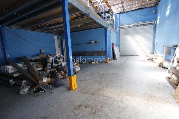 LOCAL INDUSTRIEL À VENDRE

À Blandy les Tours local industriel idéalement situé dans un village proche des grand axe.

Caractéristiques :
Deux bureau
Salle de au toilette
local Archives
Surface : 194 m²
Hauteur sous plafond : 10 m
Porte sectionnelle pour accès poids lourds
Espace de stockage et/ou atelier
Bureau(x) intégré(s)
Parking privé
Accès rapide aux principaux axes routiers

Ce local convient parfaitement aux activités industrielles, artisanales, logistiques ou de stockage.

Disponibilité : Immédiate