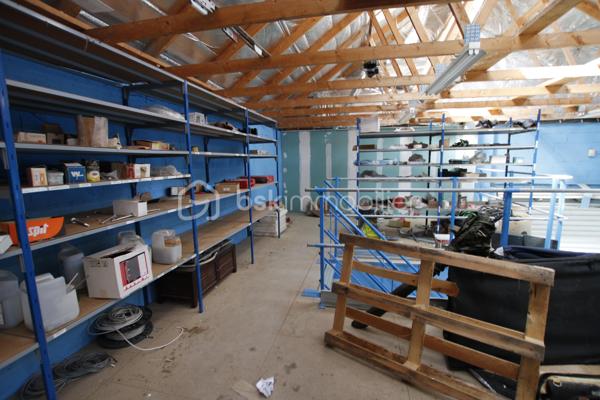 LOCAL INDUSTRIEL À VENDRE

À Blandy les Tours local industriel idéalement situé dans un village proche des grand axe.

Caractéristiques :
Deux bureau
Salle de au toilette
local Archives
Surface : 194 m²
Hauteur sous plafond : 10 m
Porte sectionnelle pour accès poids lourds
Espace de stockage et/ou atelier
Bureau(x) intégré(s)
Parking privé
Accès rapide aux principaux axes routiers

Ce local convient parfaitement aux activités industrielles, artisanales, logistiques ou de stockage.

Disponibilité : Immédiate