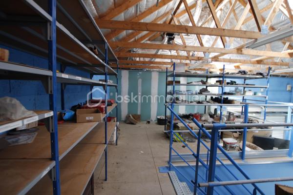 LOCAL INDUSTRIEL À VENDRE

À Blandy les Tours local industriel idéalement situé dans un village proche des grand axe.

Caractéristiques :
Deux bureau
Salle de au toilette
local Archives
Surface : 194 m²
Hauteur sous plafond : 10 m
Porte sectionnelle pour accès poids lourds
Espace de stockage et/ou atelier
Bureau(x) intégré(s)
Parking privé
Accès rapide aux principaux axes routiers

Ce local convient parfaitement aux activités industrielles, artisanales, logistiques ou de stockage.

Disponibilité : Immédiate