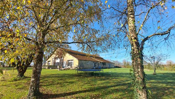 Grange en pierre de plus de 600 m² avec piscine au calme à Saint Martin des Fontaines