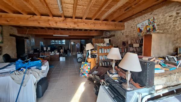 Grange en pierre de plus de 600 m² avec piscine au calme à Saint Martin des Fontaines