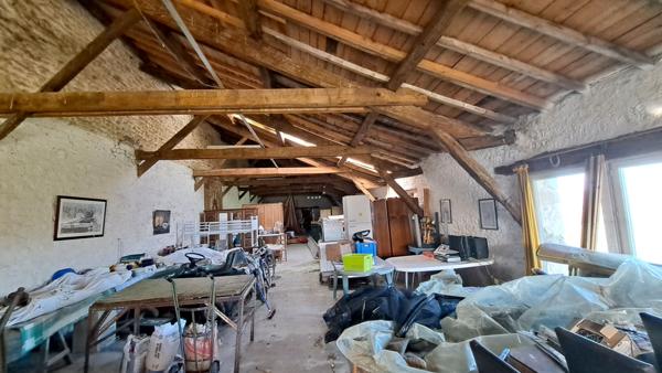 Grange en pierre de plus de 600 m² avec piscine au calme à Saint Martin des Fontaines