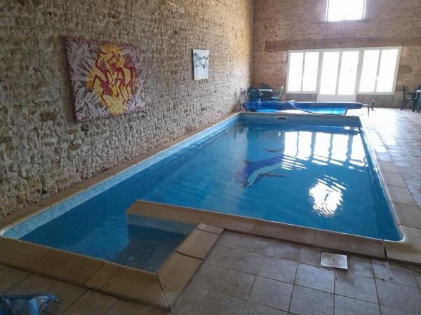Grange en pierre de plus de 600 m² avec piscine au calme à Saint Martin des Fontaines