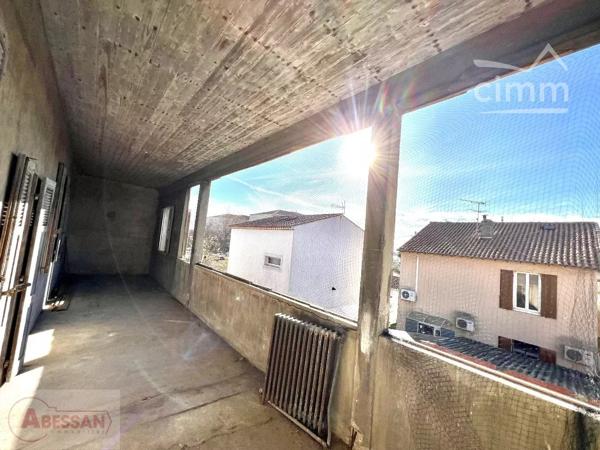 INVESTISSEMENT D'UN IMMEUBLE DE 362m2: 2 LOFTS AVEC GARAGES ET JARDINS PRIVATIFS, ET 2 DUPLEX AVEC TERRASSES.