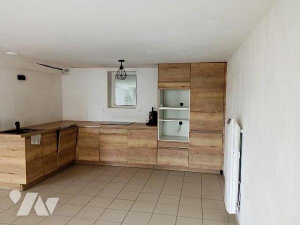 Centre ville de Chambly, dans une cour intérieure, un appartement de type F3 en duplex