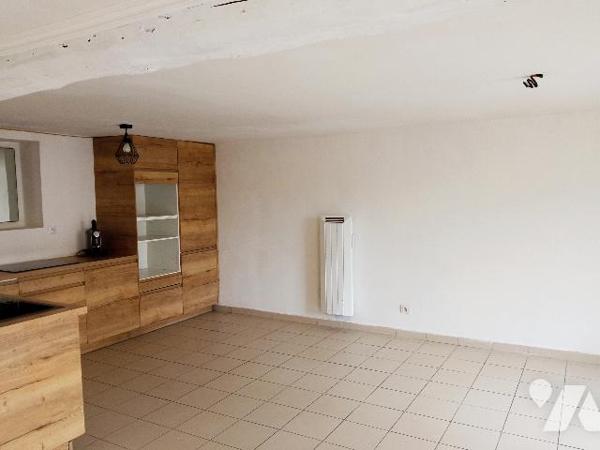 Centre ville de Chambly, dans une cour intérieure, un appartement de type F3 en duplex