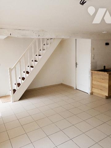Centre ville de Chambly, dans une cour intérieure, un appartement de type F3 en duplex