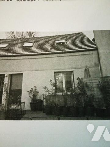 Centre ville de Chambly, dans une cour intérieure, un appartement de type F3 en duplex