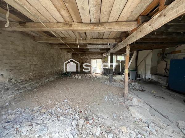 Ensemble à rénover avec jardin  et dépendances