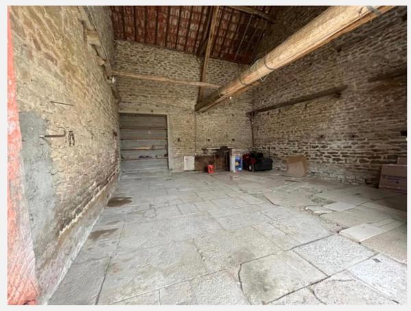 Ensemble à rénover avec jardin  et dépendances