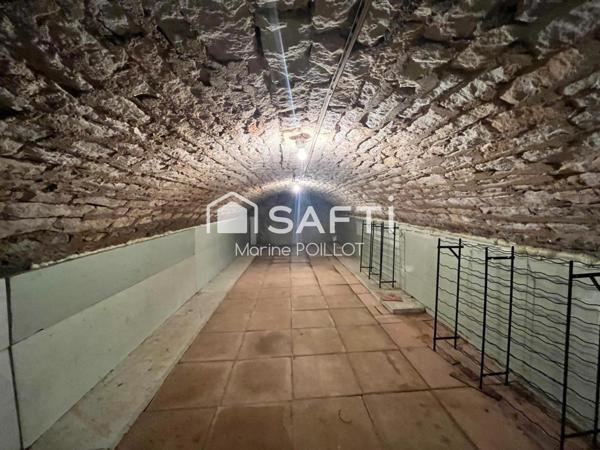 Ensemble à rénover avec jardin  et dépendances