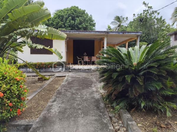 Au cœur d'un environnement calme et verdoyant, cette maison individuelle de plain-pied offre une belle opportunité pour les acquéreurs à la recherche d'un bien à personnaliser selon leurs envies.

Implantée sur une parcelle de 857 m², elle bénéficie d'un agréable jardin tropical agrémenté de nombreux arbres fruitiers et d'espaces extérieurs permettant d'imaginer un véritable lieu de vie familial.

D'une surface habitable d'environ 106 m², elle comprend :

• 4 chambres
• Un salon / séjour de 23 m²
• Une cuisine indépendante
• Un cellier
• Une salle de bain avec WC
• Une terrasse couverte

Les extérieurs disposent également :

• D'un portail électrique pour l'accès véhicules
• D'un portillon indépendant pour les piétons

Ses atouts

- Belle parcelle de 857 m²
- Maison de plain-pied
- Jardin arboré et fruitier
- Secteur calme et résidentiel
- Beaux volumes à exploiter
- Fort potentiel d'aménagement

Des travaux de rénovation permettront de révéler tout le potentiel de cette propriété et d'en faire une résidence principale pleine de charme ou un projet patrimonial durable.

Les acquéreurs à la recherche d'un projet clé en main ne se reconnaîtront pas dans ce bien. En revanche, ceux qui savent se projeter y découvriront un véritable potentiel.

Une visite vous permettra d'apprécier pleinement les possibilités offertes par ce bien.