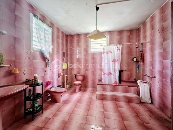 Au cœur d'un environnement calme et verdoyant, cette maison individuelle de plain-pied offre une belle opportunité pour les acquéreurs à la recherche d'un bien à personnaliser selon leurs envies.

Implantée sur une parcelle de 857 m², elle bénéficie d'un agréable jardin tropical agrémenté de nombreux arbres fruitiers et d'espaces extérieurs permettant d'imaginer un véritable lieu de vie familial.

D'une surface habitable d'environ 106 m², elle comprend :

• 4 chambres
• Un salon / séjour de 23 m²
• Une cuisine indépendante
• Un cellier
• Une salle de bain avec WC
• Une terrasse couverte

Les extérieurs disposent également :

• D'un portail électrique pour l'accès véhicules
• D'un portillon indépendant pour les piétons

Ses atouts

- Belle parcelle de 857 m²
- Maison de plain-pied
- Jardin arboré et fruitier
- Secteur calme et résidentiel
- Beaux volumes à exploiter
- Fort potentiel d'aménagement

Des travaux de rénovation permettront de révéler tout le potentiel de cette propriété et d'en faire une résidence principale pleine de charme ou un projet patrimonial durable.

Les acquéreurs à la recherche d'un projet clé en main ne se reconnaîtront pas dans ce bien. En revanche, ceux qui savent se projeter y découvriront un véritable potentiel.

Une visite vous permettra d'apprécier pleinement les possibilités offertes par ce bien.