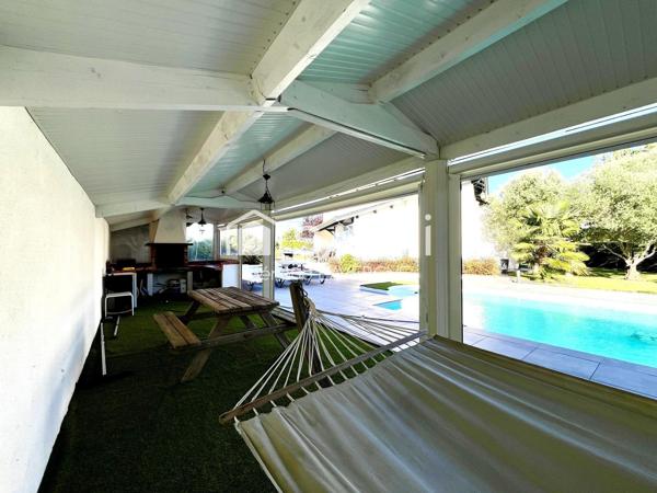 Superbe maison rénovée avec piscine et dépendance