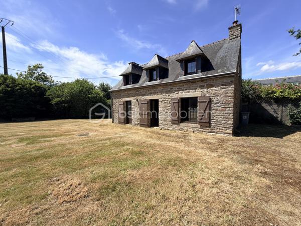Avis aux amateurs de rénovation et de pierres bretonnes !

Située à l’entrée de Concarneau en direction de Quimper, venez découvrir en exclusivité cette charmante maison traditionnelle offrant le parfait compromis : le cachet de la pierre allié à la solidité d'une construction du début des années 80.

D’une surface d’environ 70 m², elle dispose d’une excellente base structurelle et attend une seconde jeunesse pour révéler tout son potentiel.

Au rez-de-chaussée : Vous trouverez une pièce de vie agréable avec sa grande cheminée ouverte. Ce niveau se compose également d'une cuisine indépendante à réaménager, d’un espace idéal pour un bureau (ou petite chambre) et des WC séparés.

À l’étage : Le palier distribue deux chambres mansardées avec placards intégrés, une salle de bain et des WC séparés.

Côté extérieur : Beau terrain de 781 m². Exposé plein SUD, le jardin offre une superbe luminosité tout au long de la journée, idéal pour vos futurs projets d'aménagements extérieurs ou de terrasse.

Les plus :

•	Construction saine et robuste des années 80.
•	Charme de la pierre bretonne.
•	Emplacement fonctionnel : accès immédiat vers Quimper et le centre de Concarneau.

Travaux de rénovation à prévoir. Une opportunité idéale pour un premier achat, un projet de vie sur-mesure ou un investissement locatif.