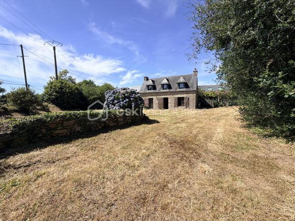 Avis aux amateurs de rénovation et de pierres bretonnes !

Située à l’entrée de Concarneau en direction de Quimper, venez découvrir en exclusivité cette charmante maison traditionnelle offrant le parfait compromis : le cachet de la pierre allié à la solidité d'une construction du début des années 80.

D’une surface d’environ 70 m², elle dispose d’une excellente base structurelle et attend une seconde jeunesse pour révéler tout son potentiel.

Au rez-de-chaussée : Vous trouverez une pièce de vie agréable avec sa grande cheminée ouverte. Ce niveau se compose également d'une cuisine indépendante à réaménager, d’un espace idéal pour un bureau (ou petite chambre) et des WC séparés.

À l’étage : Le palier distribue deux chambres mansardées avec placards intégrés, une salle de bain et des WC séparés.

Côté extérieur : Beau terrain de 781 m². Exposé plein SUD, le jardin offre une superbe luminosité tout au long de la journée, idéal pour vos futurs projets d'aménagements extérieurs ou de terrasse.

Les plus :

•	Construction saine et robuste des années 80.
•	Charme de la pierre bretonne.
•	Emplacement fonctionnel : accès immédiat vers Quimper et le centre de Concarneau.

Travaux de rénovation à prévoir. Une opportunité idéale pour un premier achat, un projet de vie sur-mesure ou un investissement locatif.