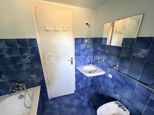 Avis aux amateurs de rénovation et de pierres bretonnes !

Située à l’entrée de Concarneau en direction de Quimper, venez découvrir en exclusivité cette charmante maison traditionnelle offrant le parfait compromis : le cachet de la pierre allié à la solidité d'une construction du début des années 80.

D’une surface d’environ 70 m², elle dispose d’une excellente base structurelle et attend une seconde jeunesse pour révéler tout son potentiel.

Au rez-de-chaussée : Vous trouverez une pièce de vie agréable avec sa grande cheminée ouverte. Ce niveau se compose également d'une cuisine indépendante à réaménager, d’un espace idéal pour un bureau (ou petite chambre) et des WC séparés.

À l’étage : Le palier distribue deux chambres mansardées avec placards intégrés, une salle de bain et des WC séparés.

Côté extérieur : Beau terrain de 781 m². Exposé plein SUD, le jardin offre une superbe luminosité tout au long de la journée, idéal pour vos futurs projets d'aménagements extérieurs ou de terrasse.

Les plus :

•	Construction saine et robuste des années 80.
•	Charme de la pierre bretonne.
•	Emplacement fonctionnel : accès immédiat vers Quimper et le centre de Concarneau.

Travaux de rénovation à prévoir. Une opportunité idéale pour un premier achat, un projet de vie sur-mesure ou un investissement locatif.