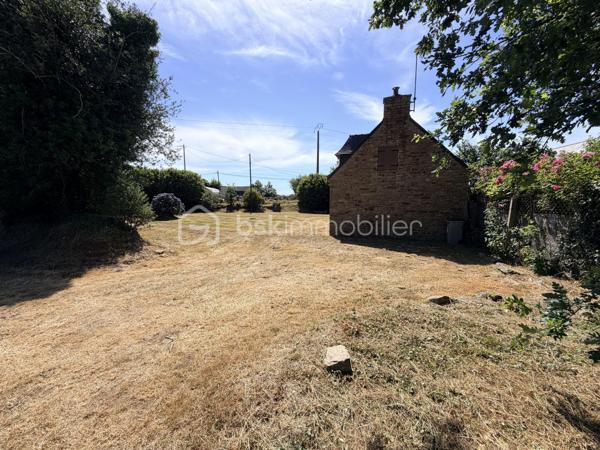 Avis aux amateurs de rénovation et de pierres bretonnes !

Située à l’entrée de Concarneau en direction de Quimper, venez découvrir en exclusivité cette charmante maison traditionnelle offrant le parfait compromis : le cachet de la pierre allié à la solidité d'une construction du début des années 80.

D’une surface d’environ 70 m², elle dispose d’une excellente base structurelle et attend une seconde jeunesse pour révéler tout son potentiel.

Au rez-de-chaussée : Vous trouverez une pièce de vie agréable avec sa grande cheminée ouverte. Ce niveau se compose également d'une cuisine indépendante à réaménager, d’un espace idéal pour un bureau (ou petite chambre) et des WC séparés.

À l’étage : Le palier distribue deux chambres mansardées avec placards intégrés, une salle de bain et des WC séparés.

Côté extérieur : Beau terrain de 781 m². Exposé plein SUD, le jardin offre une superbe luminosité tout au long de la journée, idéal pour vos futurs projets d'aménagements extérieurs ou de terrasse.

Les plus :

•	Construction saine et robuste des années 80.
•	Charme de la pierre bretonne.
•	Emplacement fonctionnel : accès immédiat vers Quimper et le centre de Concarneau.

Travaux de rénovation à prévoir. Une opportunité idéale pour un premier achat, un projet de vie sur-mesure ou un investissement locatif.