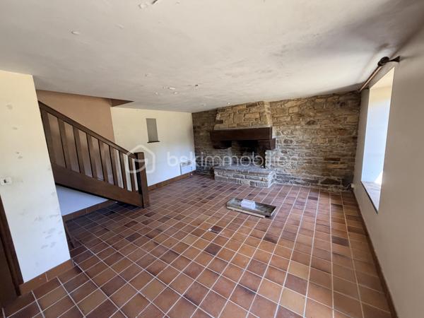 Avis aux amateurs de rénovation et de pierres bretonnes !

Située à l’entrée de Concarneau en direction de Quimper, venez découvrir en exclusivité cette charmante maison traditionnelle offrant le parfait compromis : le cachet de la pierre allié à la solidité d'une construction du début des années 80.

D’une surface d’environ 70 m², elle dispose d’une excellente base structurelle et attend une seconde jeunesse pour révéler tout son potentiel.

Au rez-de-chaussée : Vous trouverez une pièce de vie agréable avec sa grande cheminée ouverte. Ce niveau se compose également d'une cuisine indépendante à réaménager, d’un espace idéal pour un bureau (ou petite chambre) et des WC séparés.

À l’étage : Le palier distribue deux chambres mansardées avec placards intégrés, une salle de bain et des WC séparés.

Côté extérieur : Beau terrain de 781 m². Exposé plein SUD, le jardin offre une superbe luminosité tout au long de la journée, idéal pour vos futurs projets d'aménagements extérieurs ou de terrasse.

Les plus :

•	Construction saine et robuste des années 80.
•	Charme de la pierre bretonne.
•	Emplacement fonctionnel : accès immédiat vers Quimper et le centre de Concarneau.

Travaux de rénovation à prévoir. Une opportunité idéale pour un premier achat, un projet de vie sur-mesure ou un investissement locatif.