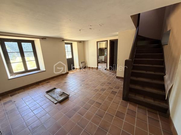 Avis aux amateurs de rénovation et de pierres bretonnes !

Située à l’entrée de Concarneau en direction de Quimper, venez découvrir en exclusivité cette charmante maison traditionnelle offrant le parfait compromis : le cachet de la pierre allié à la solidité d'une construction du début des années 80.

D’une surface d’environ 70 m², elle dispose d’une excellente base structurelle et attend une seconde jeunesse pour révéler tout son potentiel.

Au rez-de-chaussée : Vous trouverez une pièce de vie agréable avec sa grande cheminée ouverte. Ce niveau se compose également d'une cuisine indépendante à réaménager, d’un espace idéal pour un bureau (ou petite chambre) et des WC séparés.

À l’étage : Le palier distribue deux chambres mansardées avec placards intégrés, une salle de bain et des WC séparés.

Côté extérieur : Beau terrain de 781 m². Exposé plein SUD, le jardin offre une superbe luminosité tout au long de la journée, idéal pour vos futurs projets d'aménagements extérieurs ou de terrasse.

Les plus :

•	Construction saine et robuste des années 80.
•	Charme de la pierre bretonne.
•	Emplacement fonctionnel : accès immédiat vers Quimper et le centre de Concarneau.

Travaux de rénovation à prévoir. Une opportunité idéale pour un premier achat, un projet de vie sur-mesure ou un investissement locatif.