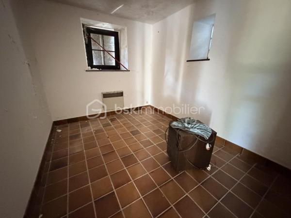 Avis aux amateurs de rénovation et de pierres bretonnes !

Située à l’entrée de Concarneau en direction de Quimper, venez découvrir en exclusivité cette charmante maison traditionnelle offrant le parfait compromis : le cachet de la pierre allié à la solidité d'une construction du début des années 80.

D’une surface d’environ 70 m², elle dispose d’une excellente base structurelle et attend une seconde jeunesse pour révéler tout son potentiel.

Au rez-de-chaussée : Vous trouverez une pièce de vie agréable avec sa grande cheminée ouverte. Ce niveau se compose également d'une cuisine indépendante à réaménager, d’un espace idéal pour un bureau (ou petite chambre) et des WC séparés.

À l’étage : Le palier distribue deux chambres mansardées avec placards intégrés, une salle de bain et des WC séparés.

Côté extérieur : Beau terrain de 781 m². Exposé plein SUD, le jardin offre une superbe luminosité tout au long de la journée, idéal pour vos futurs projets d'aménagements extérieurs ou de terrasse.

Les plus :

•	Construction saine et robuste des années 80.
•	Charme de la pierre bretonne.
•	Emplacement fonctionnel : accès immédiat vers Quimper et le centre de Concarneau.

Travaux de rénovation à prévoir. Une opportunité idéale pour un premier achat, un projet de vie sur-mesure ou un investissement locatif.