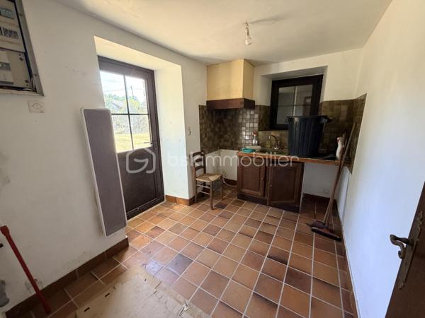 Avis aux amateurs de rénovation et de pierres bretonnes !

Située à l’entrée de Concarneau en direction de Quimper, venez découvrir en exclusivité cette charmante maison traditionnelle offrant le parfait compromis : le cachet de la pierre allié à la solidité d'une construction du début des années 80.

D’une surface d’environ 70 m², elle dispose d’une excellente base structurelle et attend une seconde jeunesse pour révéler tout son potentiel.

Au rez-de-chaussée : Vous trouverez une pièce de vie agréable avec sa grande cheminée ouverte. Ce niveau se compose également d'une cuisine indépendante à réaménager, d’un espace idéal pour un bureau (ou petite chambre) et des WC séparés.

À l’étage : Le palier distribue deux chambres mansardées avec placards intégrés, une salle de bain et des WC séparés.

Côté extérieur : Beau terrain de 781 m². Exposé plein SUD, le jardin offre une superbe luminosité tout au long de la journée, idéal pour vos futurs projets d'aménagements extérieurs ou de terrasse.

Les plus :

•	Construction saine et robuste des années 80.
•	Charme de la pierre bretonne.
•	Emplacement fonctionnel : accès immédiat vers Quimper et le centre de Concarneau.

Travaux de rénovation à prévoir. Une opportunité idéale pour un premier achat, un projet de vie sur-mesure ou un investissement locatif.