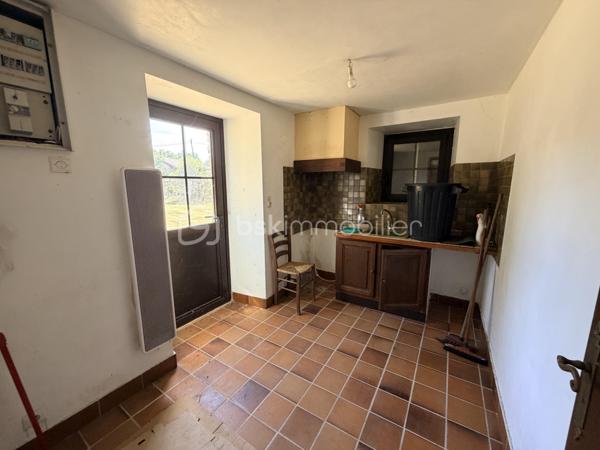 Avis aux amateurs de rénovation et de pierres bretonnes !

Située à l’entrée de Concarneau en direction de Quimper, venez découvrir en exclusivité cette charmante maison traditionnelle offrant le parfait compromis : le cachet de la pierre allié à la solidité d'une construction du début des années 80.

D’une surface d’environ 70 m², elle dispose d’une excellente base structurelle et attend une seconde jeunesse pour révéler tout son potentiel.

Au rez-de-chaussée : Vous trouverez une pièce de vie agréable avec sa grande cheminée ouverte. Ce niveau se compose également d'une cuisine indépendante à réaménager, d’un espace idéal pour un bureau (ou petite chambre) et des WC séparés.

À l’étage : Le palier distribue deux chambres mansardées avec placards intégrés, une salle de bain et des WC séparés.

Côté extérieur : Beau terrain de 781 m². Exposé plein SUD, le jardin offre une superbe luminosité tout au long de la journée, idéal pour vos futurs projets d'aménagements extérieurs ou de terrasse.

Les plus :

•	Construction saine et robuste des années 80.
•	Charme de la pierre bretonne.
•	Emplacement fonctionnel : accès immédiat vers Quimper et le centre de Concarneau.

Travaux de rénovation à prévoir. Une opportunité idéale pour un premier achat, un projet de vie sur-mesure ou un investissement locatif.