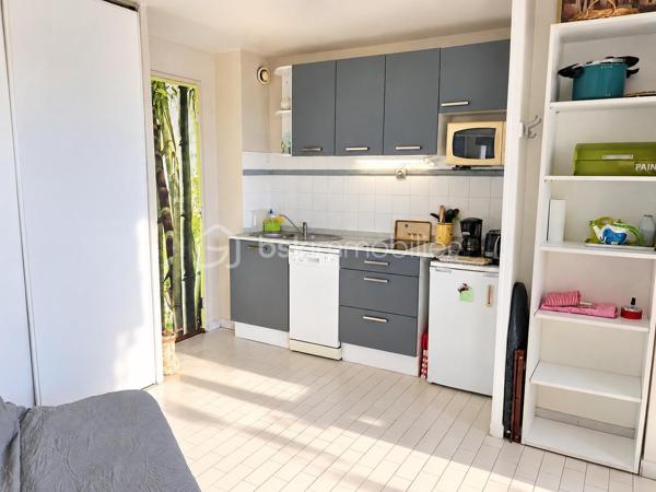 Idéalement situé au VILLAGE du Barcarès, à proximité de la MER, des COMMERCES de proximité et des transports en commun, découvrez ce studio, situé au 2ᵉ étage d’une résidence fermée et sécurisée.

L’appartement offre une pièce de vie lumineuse avec grand placard de rangement , le tout donnant directement sur une agréable terrasse exposée plein sud. 
La porte-fenêtre est équipée d’un volet roulant électrique, apportant un confort supplémentaire au quotidien.

La résidence dispose d’un local à vélos sécurisé et les charges de copropriété comprennent la consommation d’eau.

Une place de PARKING privative vient compléter ce bien ET un parking visiteur gratuit est à proximité immédiate de la résidence. 

Grâce à son emplacement privilégié et à ses nombreux atouts, ce studio constitue une belle opportunité, aussi bien pour une résidence secondaire, un premier achat ou un investissement locatif.