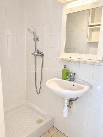 Idéalement situé au VILLAGE du Barcarès, à proximité de la MER, des COMMERCES de proximité et des transports en commun, découvrez ce studio, situé au 2ᵉ étage d’une résidence fermée et sécurisée.

L’appartement offre une pièce de vie lumineuse avec grand placard de rangement , le tout donnant directement sur une agréable terrasse exposée plein sud. 
La porte-fenêtre est équipée d’un volet roulant électrique, apportant un confort supplémentaire au quotidien.

La résidence dispose d’un local à vélos sécurisé et les charges de copropriété comprennent la consommation d’eau.

Une place de PARKING privative vient compléter ce bien ET un parking visiteur gratuit est à proximité immédiate de la résidence. 

Grâce à son emplacement privilégié et à ses nombreux atouts, ce studio constitue une belle opportunité, aussi bien pour une résidence secondaire, un premier achat ou un investissement locatif.