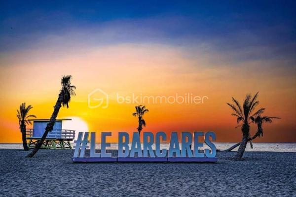 Idéalement situé au VILLAGE du Barcarès, à proximité de la MER, des COMMERCES de proximité et des transports en commun, découvrez ce studio, situé au 2ᵉ étage d’une résidence fermée et sécurisée.

L’appartement offre une pièce de vie lumineuse avec grand placard de rangement , le tout donnant directement sur une agréable terrasse exposée plein sud. 
La porte-fenêtre est équipée d’un volet roulant électrique, apportant un confort supplémentaire au quotidien.

La résidence dispose d’un local à vélos sécurisé et les charges de copropriété comprennent la consommation d’eau.

Une place de PARKING privative vient compléter ce bien ET un parking visiteur gratuit est à proximité immédiate de la résidence. 

Grâce à son emplacement privilégié et à ses nombreux atouts, ce studio constitue une belle opportunité, aussi bien pour une résidence secondaire, un premier achat ou un investissement locatif.